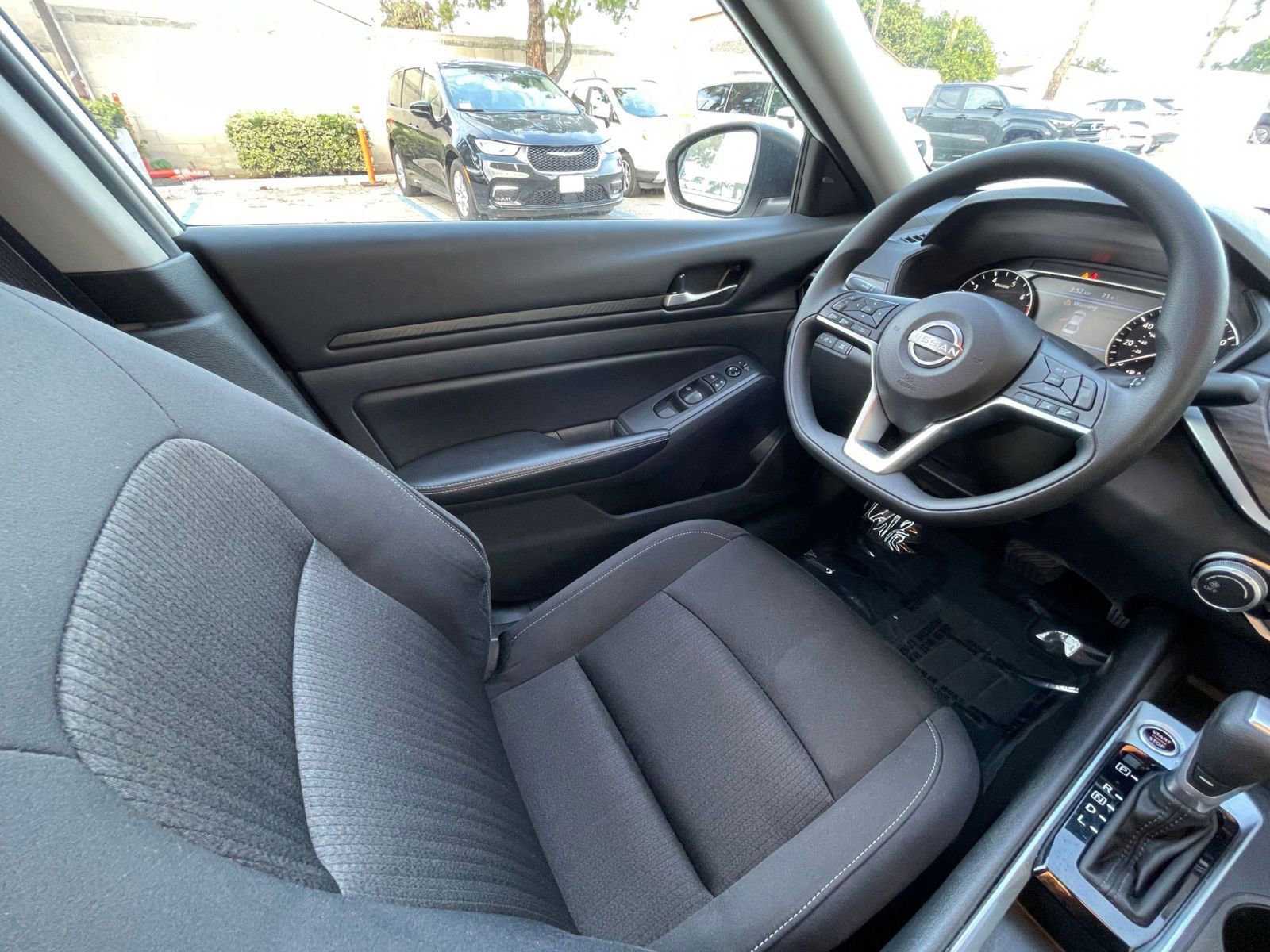 Used 2025 Nissan Altima 2.5 SV image 34