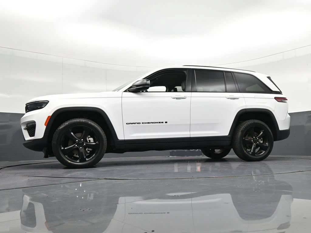 Used 2024 Jeep Grand Cherokee Limited w/ Black Appearance Package AWD/4WD image 35