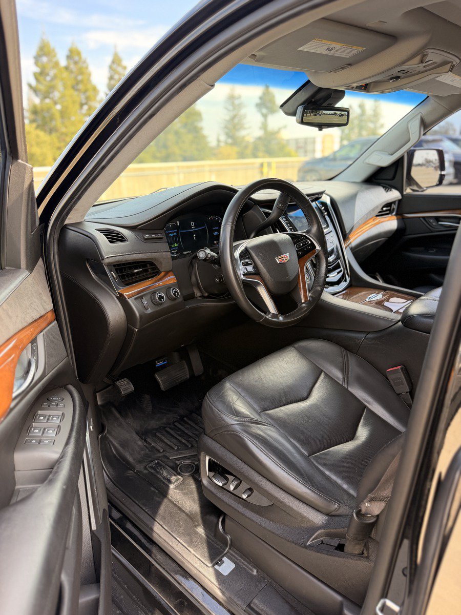 Used 2017 Cadillac Escalade Luxury AWD/4WD image 9