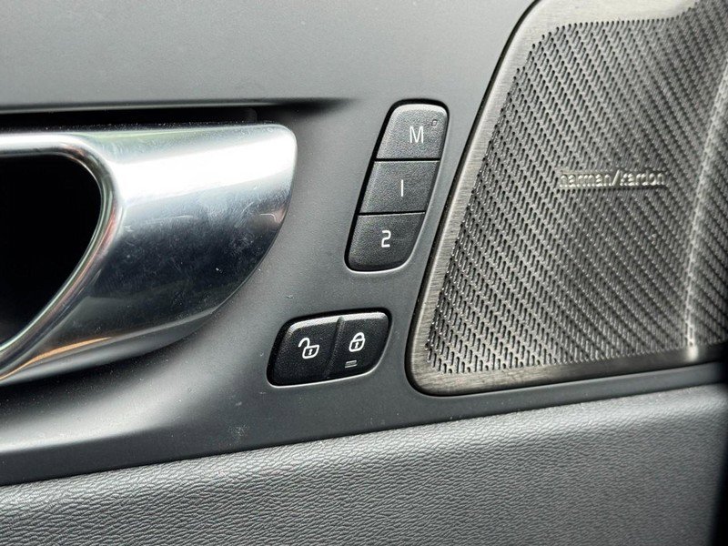 Certified 2023 Volvo XC60 B6 Ultimate w/ Protection Package Premier image 17