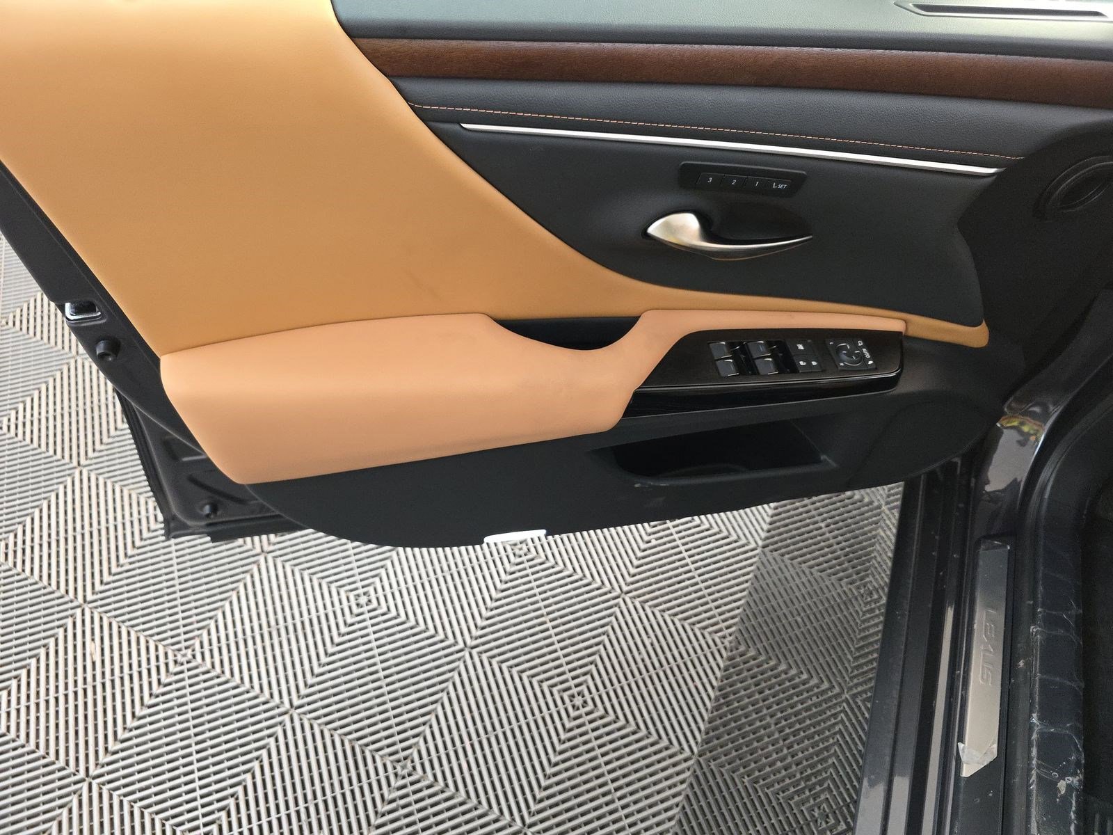 Used 2025 Lexus ES 350 w/ Premium Package image 10