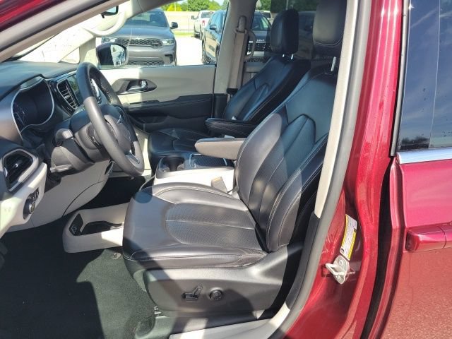 Used 2023 Chrysler Pacifica Touring-L FWD image 16