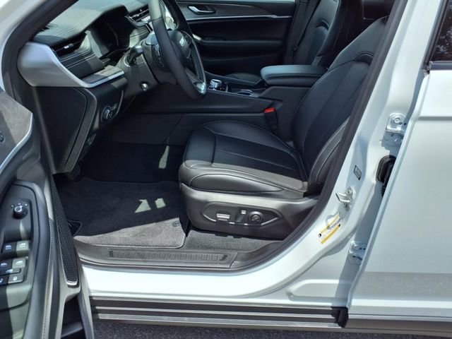 New 2025 Jeep Grand Cherokee Limited w/ Luxury Tech Group II image 11