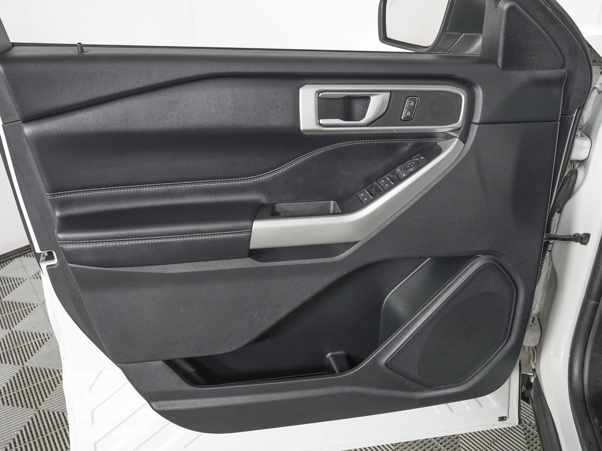 Used 2022 Ford Explorer XLT w/ Equipment Group 202A image 16