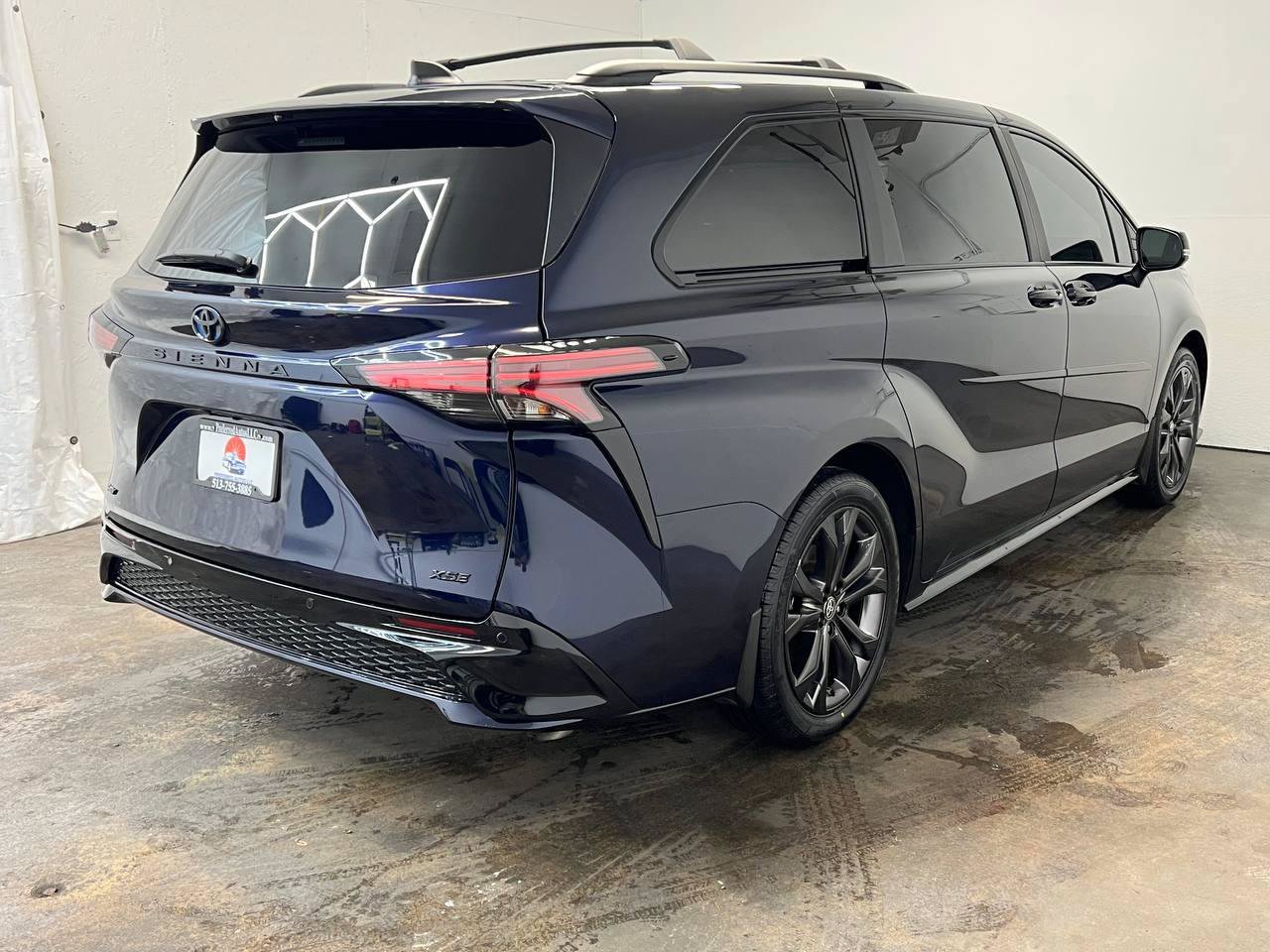 Used 2025 Toyota Sienna XSE w/ XSE Premium Package FWD image 4