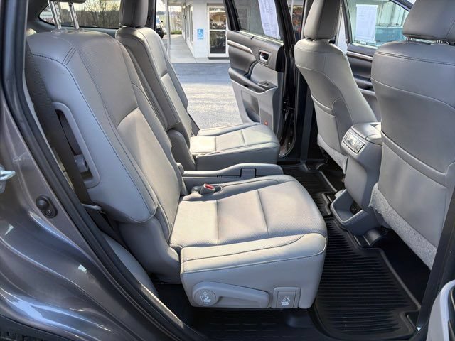 Used 2015 Toyota Highlander Limited Platinum AWD/4WD image 24