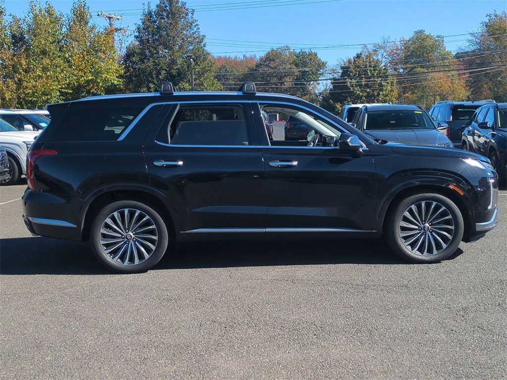 Used 2023 Hyundai Palisade Calligraphy image 2