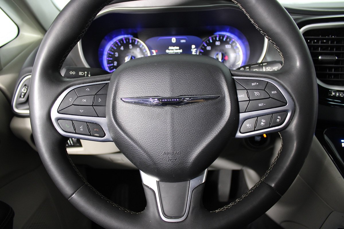 Used 2023 Chrysler Pacifica Touring-L FWD image 15
