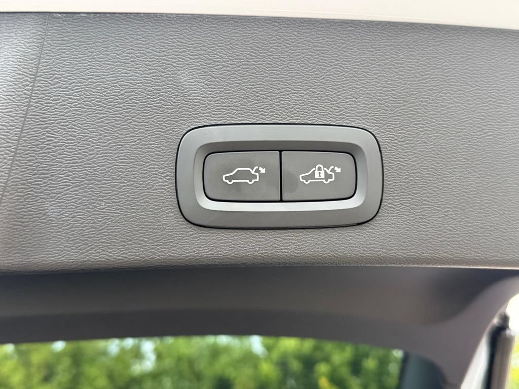 Used 2026 Volvo XC40 B5 Plus AWD/4WD image 6