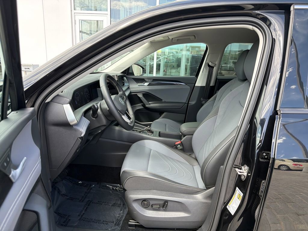 Certified 2025 Volkswagen Tiguan SE AWD/4WD image 11