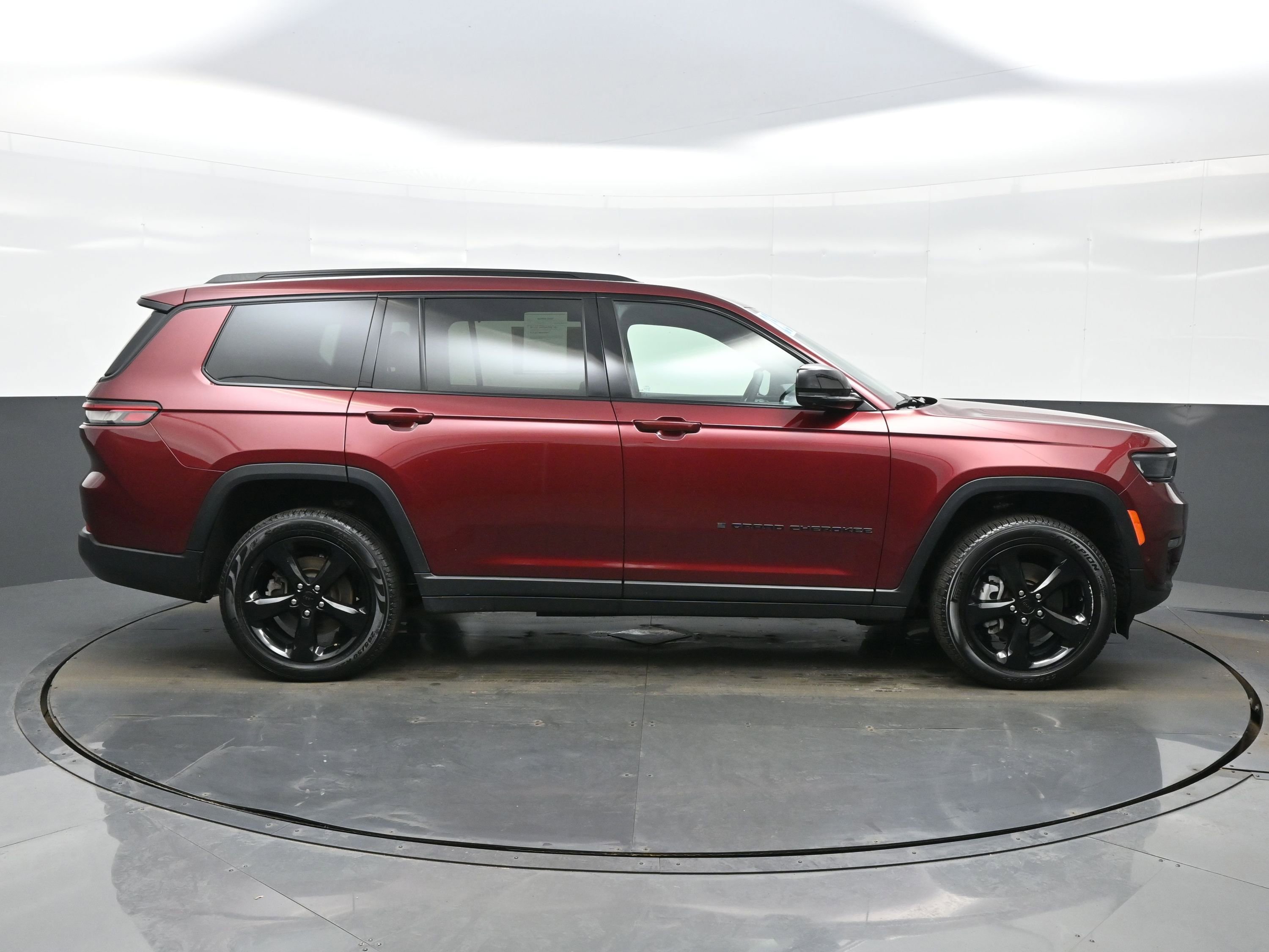 Used 2025 Jeep Grand Cherokee L Limited w/ Luxury Tech Group II image 7