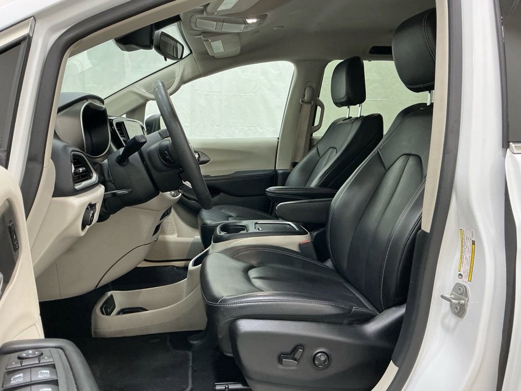 Used 2023 Chrysler Pacifica Touring-L image 10