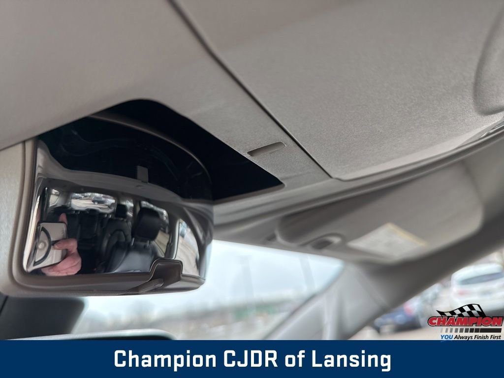 Used 2024 Chrysler Pacifica Touring-L image 35