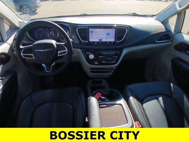 Used 2023 Chrysler Pacifica Touring-L image 19