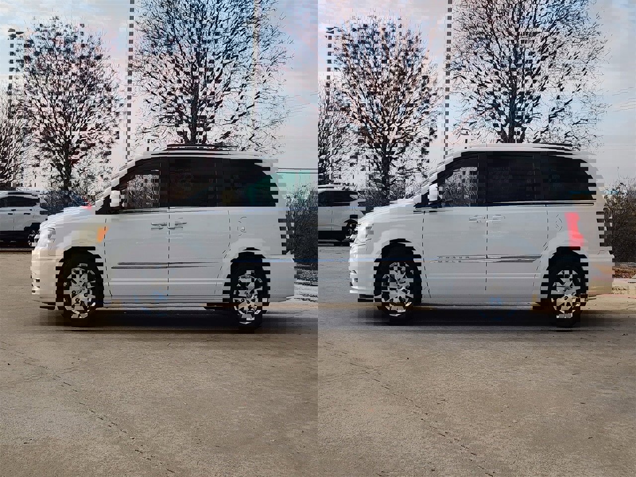 Used 2011 Chrysler Town & Country Touring-L image 4