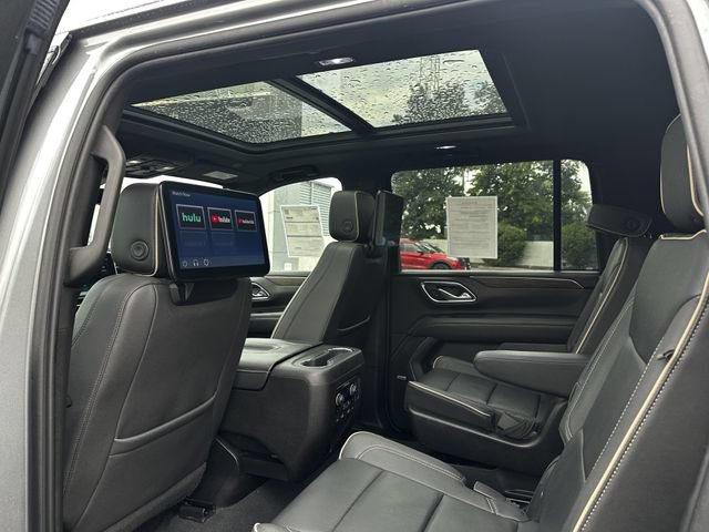 Used 2023 Chevrolet Suburban Premier w/ Advanced Technology Package AWD/4WD image 18