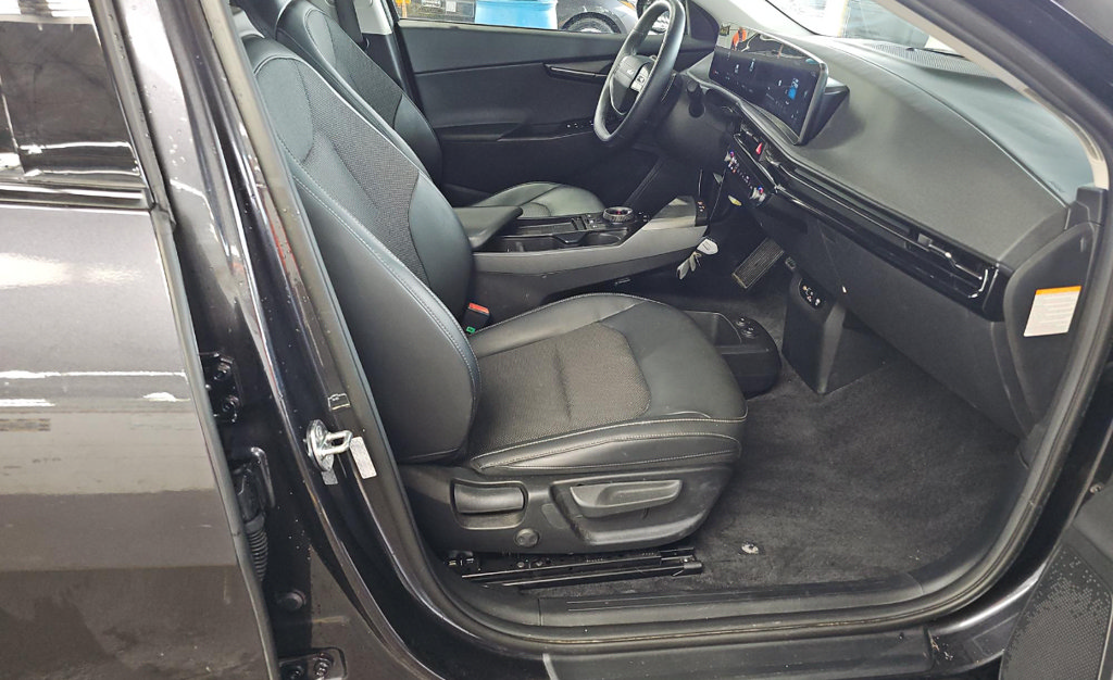 Certified 2025 Kia EV6 Light AWD/4WD image 8