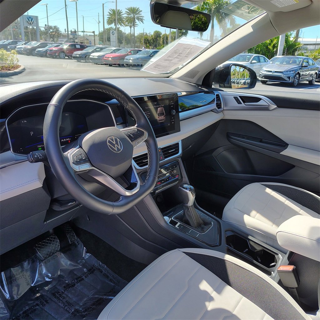 Certified 2025 Volkswagen Taos SE image 21