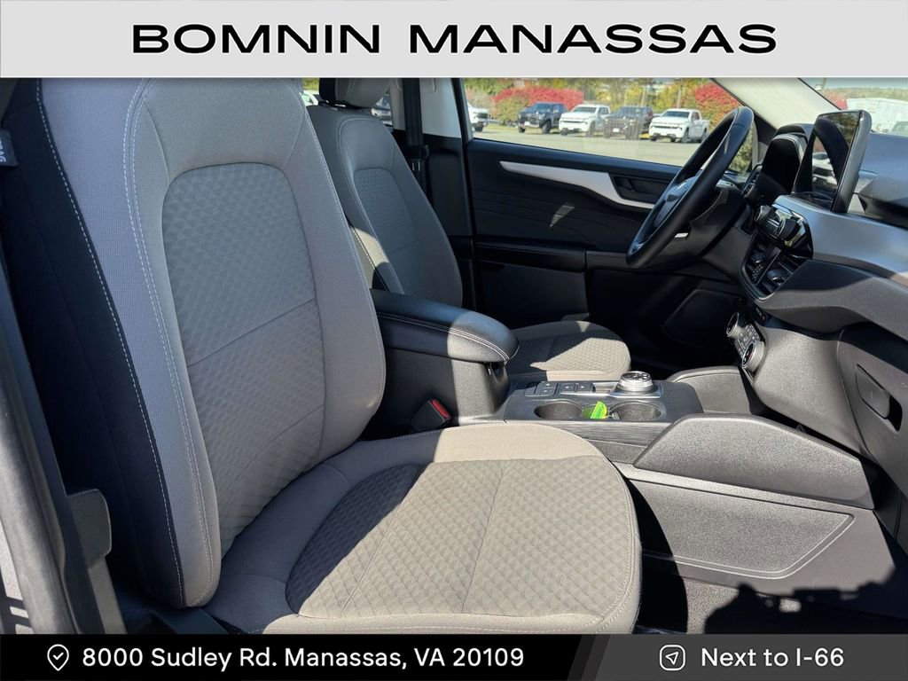 Used 2022 Ford Escape SE w/ SE Sport Appearance Package image 9