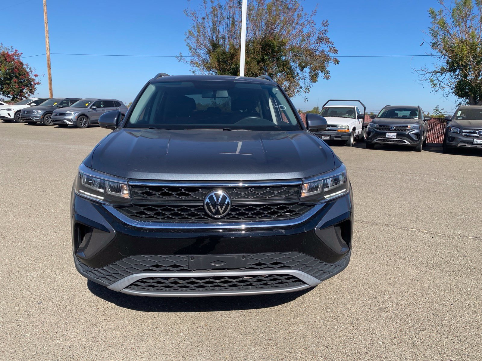 Used 2022 Volkswagen Taos SE FWD image 3