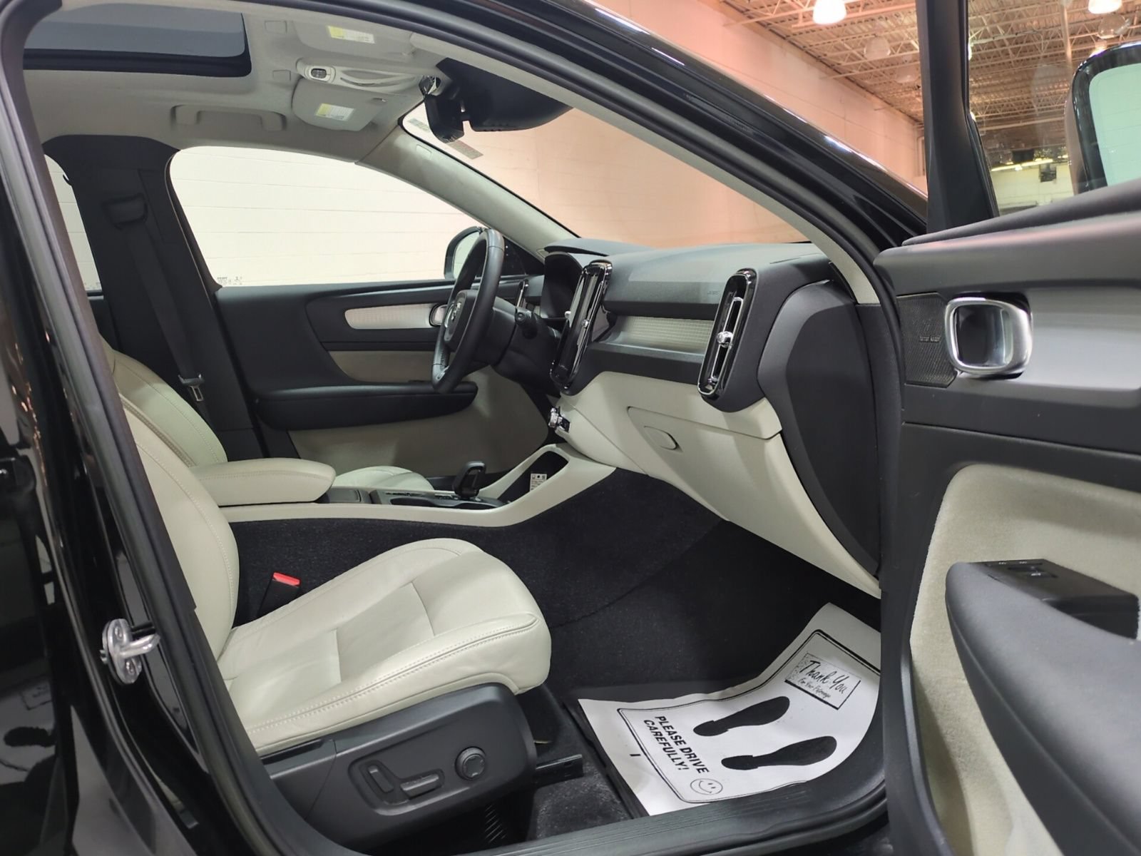 Used 2022 Volvo XC40 T5 Momentum w/ Premium Package AWD/4WD image 10