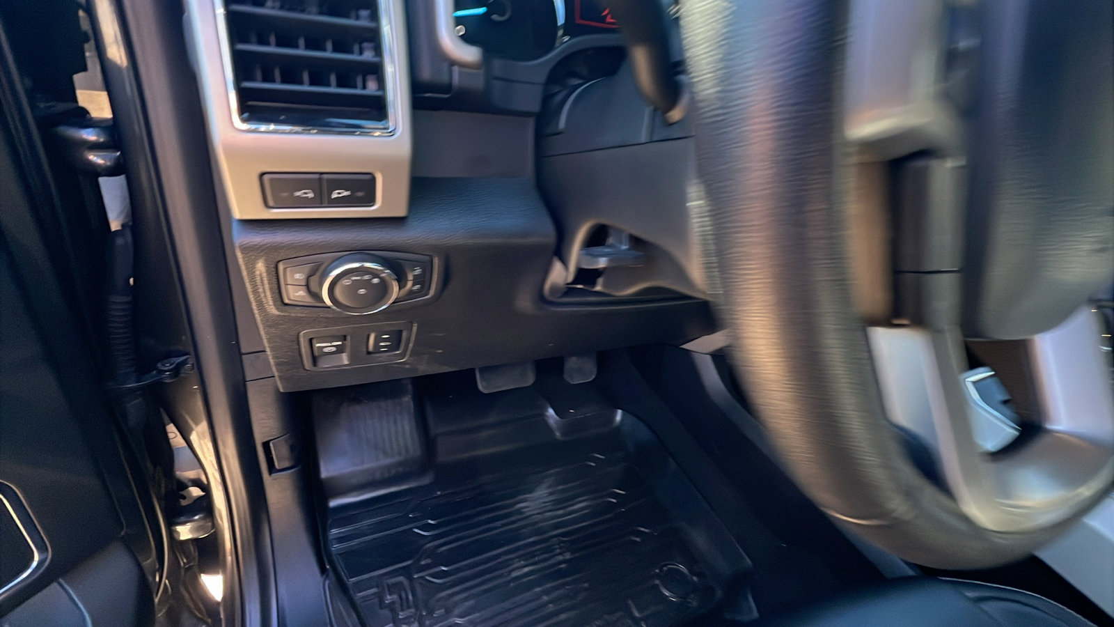 Used 2020 Ford F150 Lariat image 26