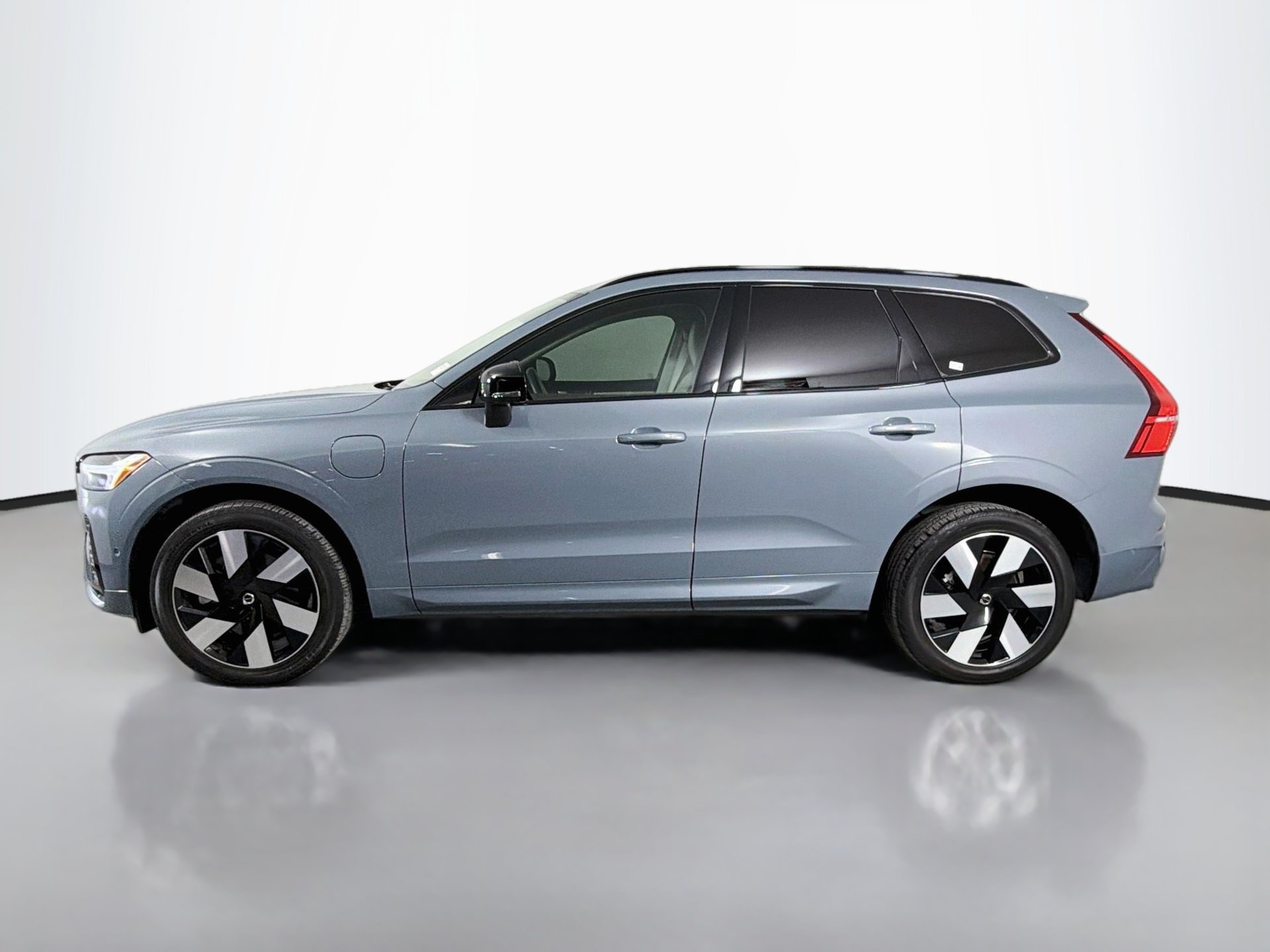 Certified 2024 Volvo XC60 T8 Plus w/ Protection Package Premier AWD/4WD image 9