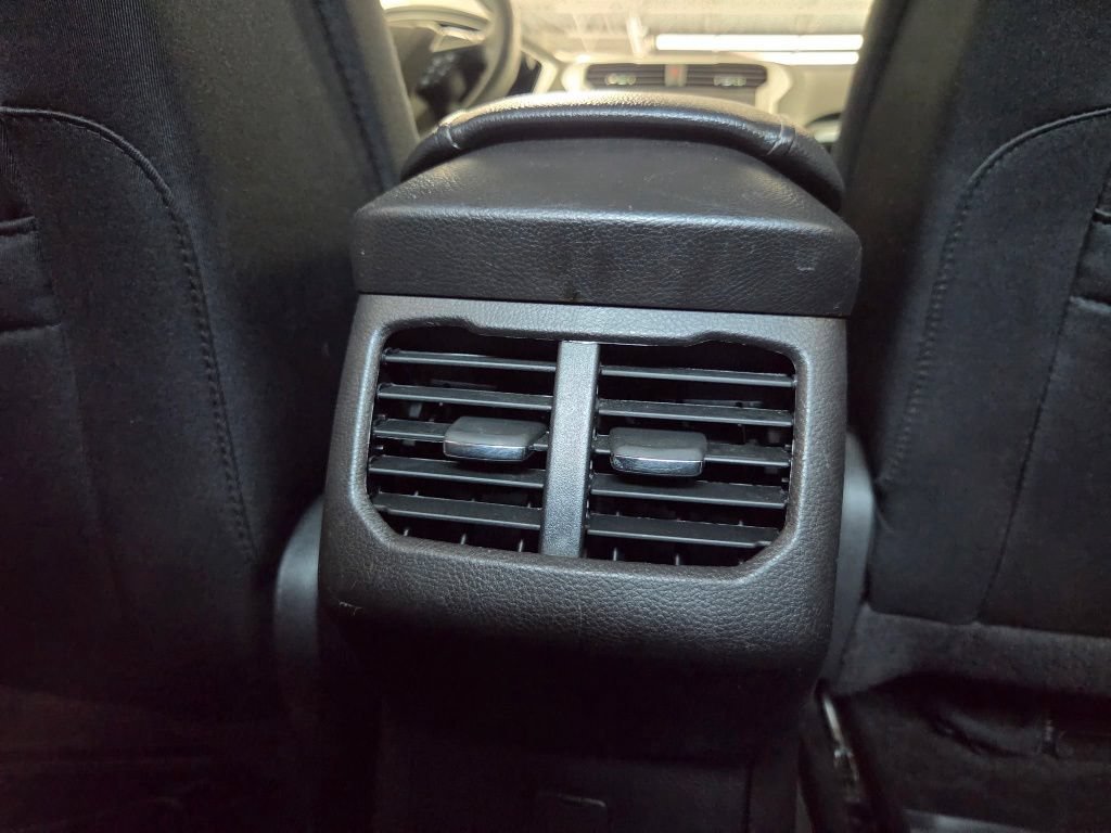 Used 2015 Ford Fusion SE FWD image 18