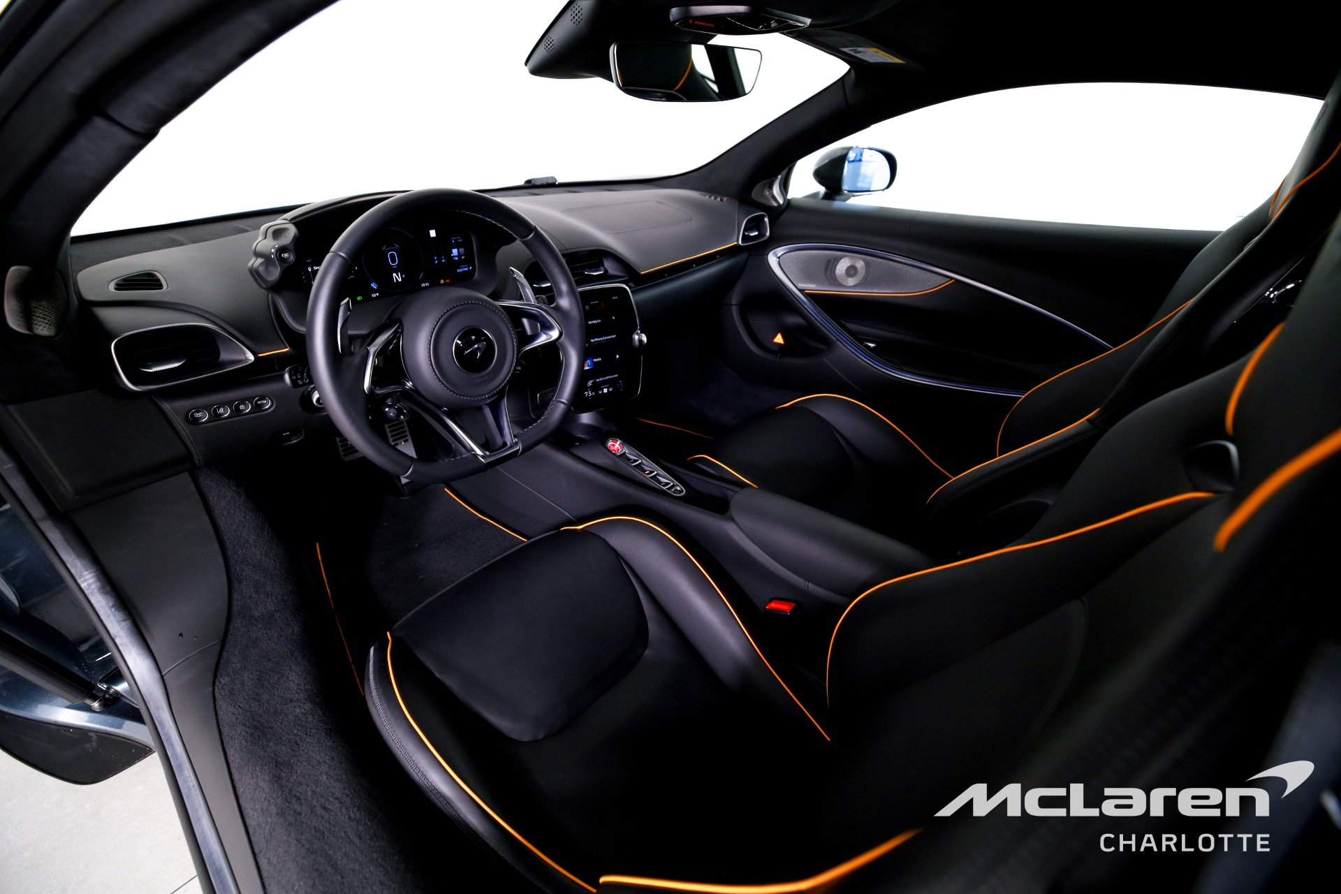 Used 2023 McLaren Artura image 13