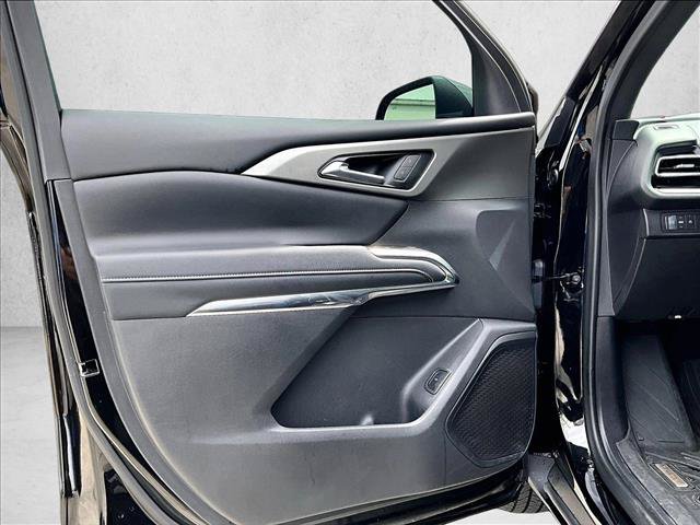 Used 2025 Chevrolet Traverse LT FWD image 18