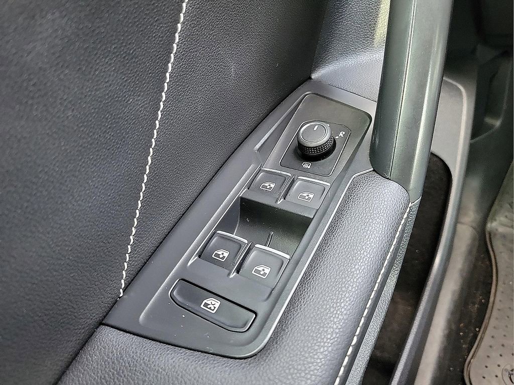 Used 2023 Volkswagen Tiguan SE image 13