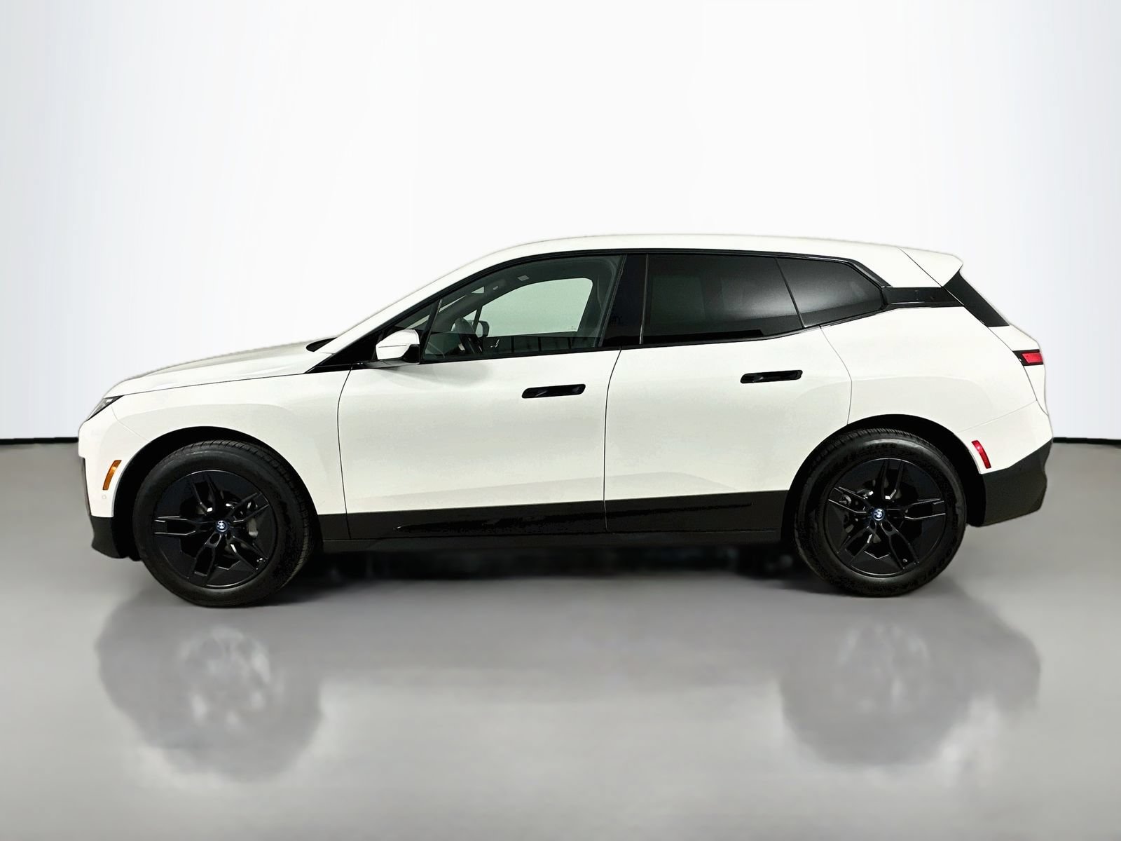 Used 2024 BMW iX xDrive50 w/ Convenience Package AWD/4WD image 8
