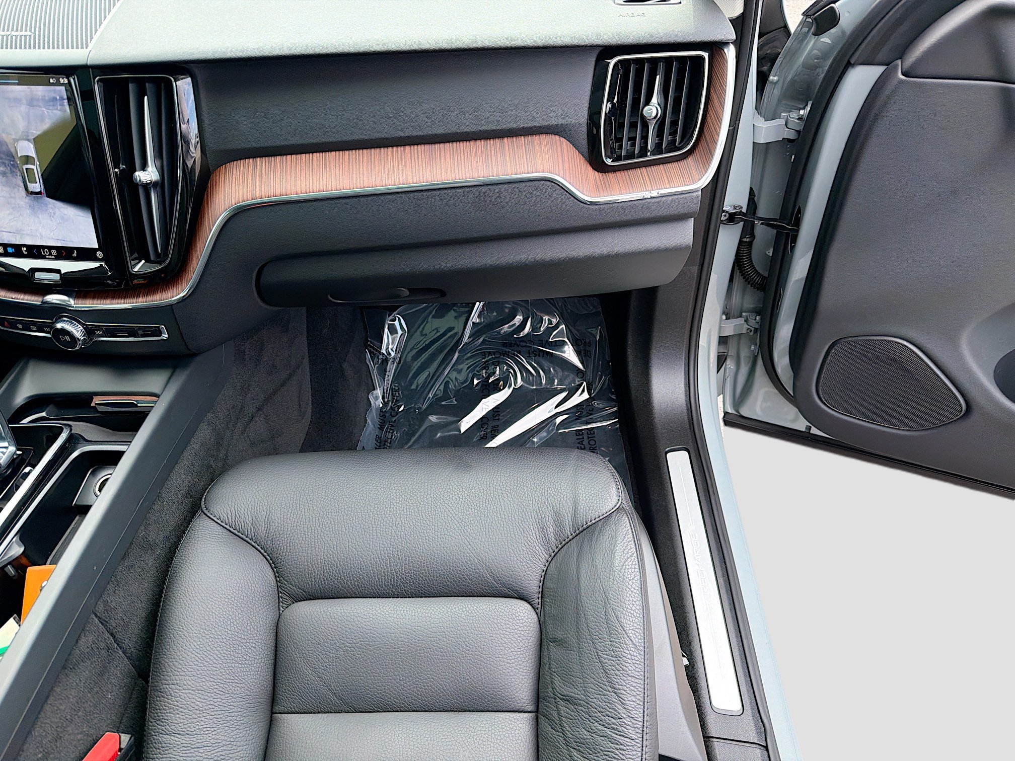 Used 2024 Volvo XC60 T8 Plus w/ Protection Package Premier AWD/4WD image 17