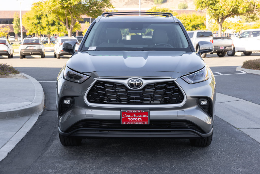 Certified 2026 Toyota Highlander XLE AWD/4WD image 2