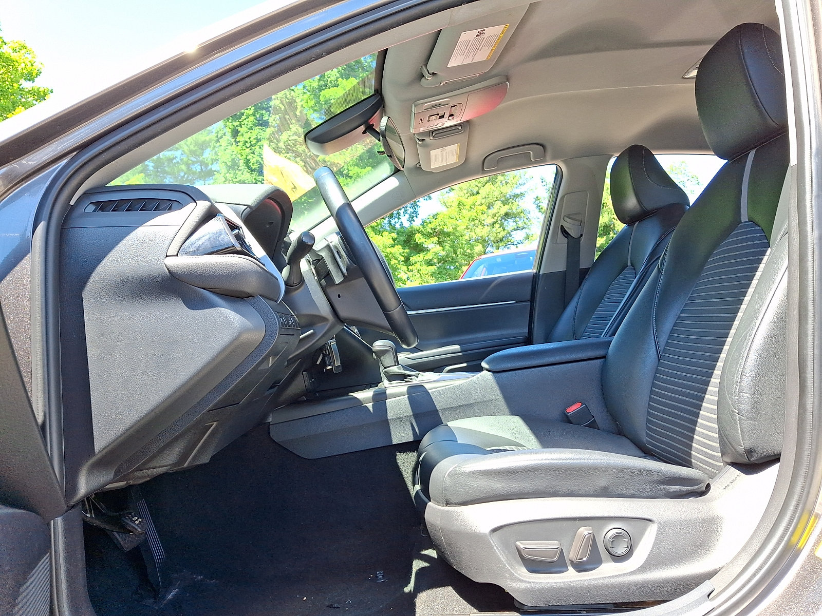 Used 2021 Toyota Camry SE FWD image 11