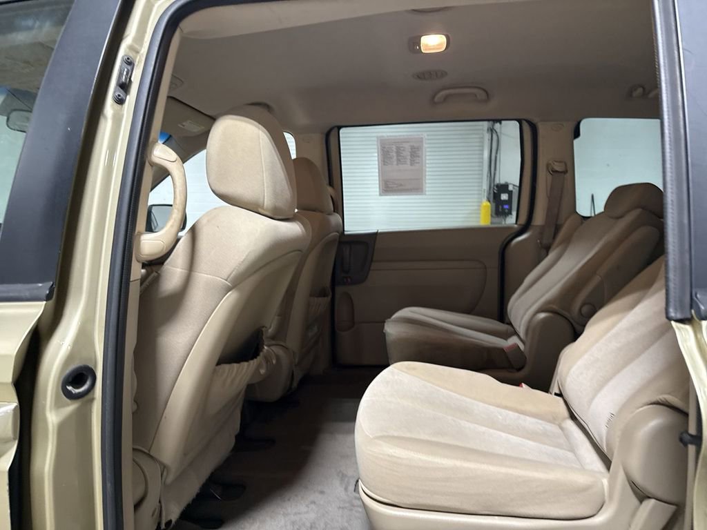 Used 2010 Kia Sedona LX FWD image 21