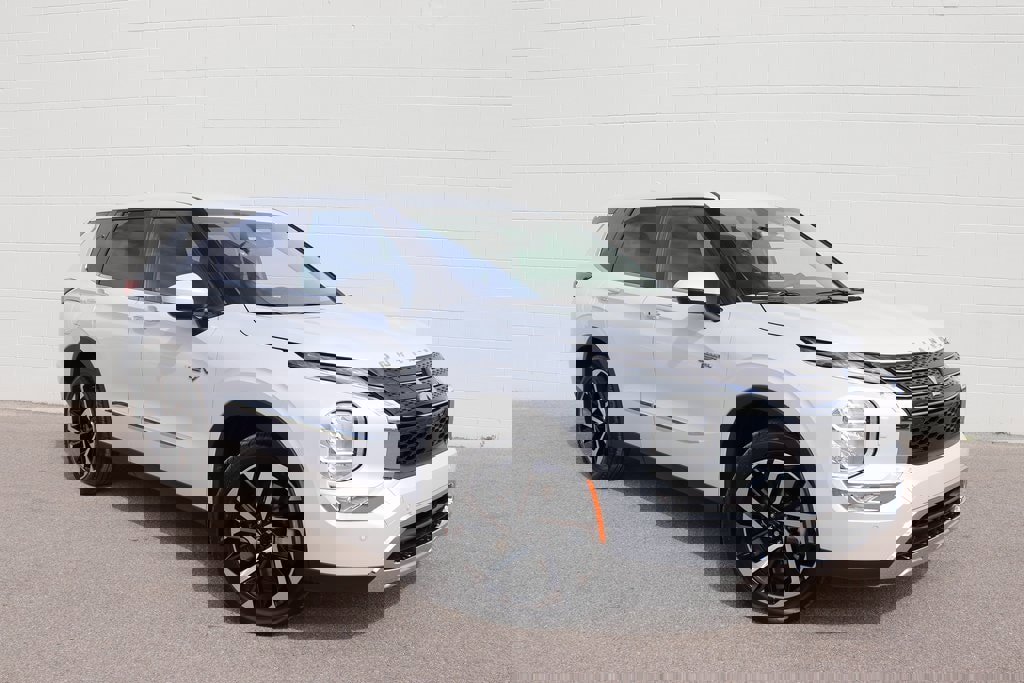 New 2025 Mitsubishi Outlander SE