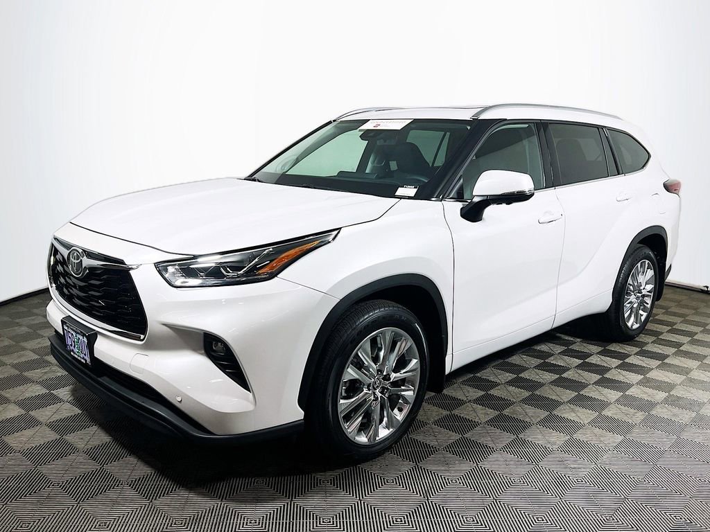 Certified 2025 Toyota Highlander Limited AWD/4WD image 4