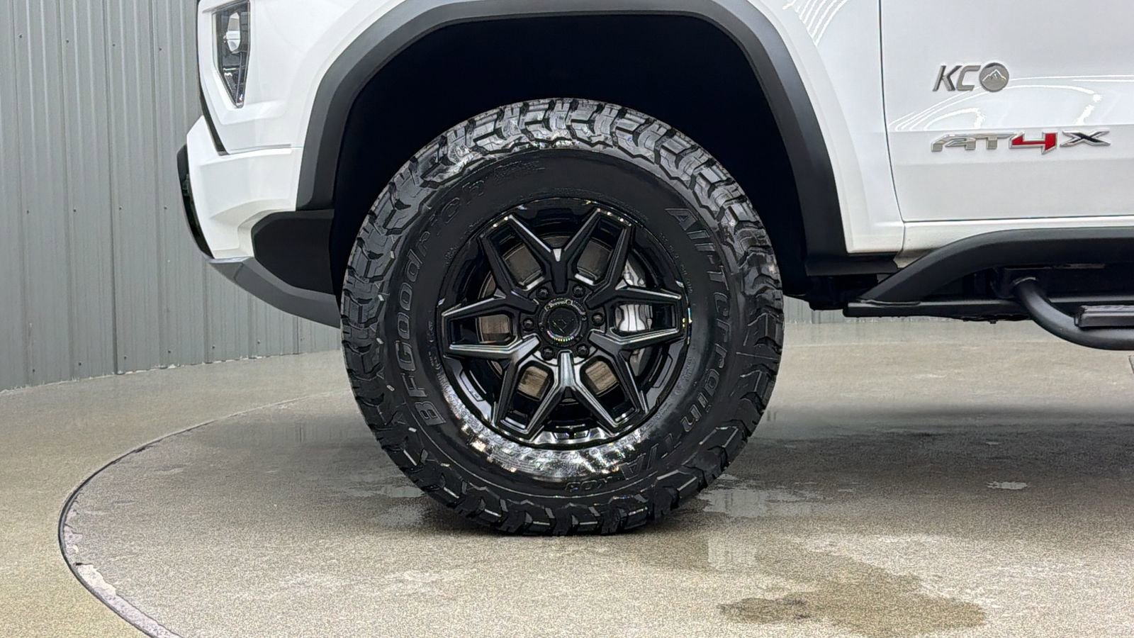 Used 2024 GMC Canyon AT4X image 9