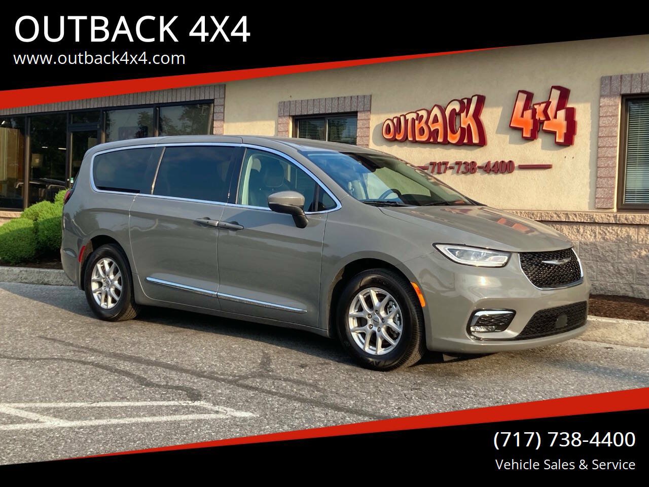 Used 2023 Chrysler Pacifica Touring-L FWD image 1