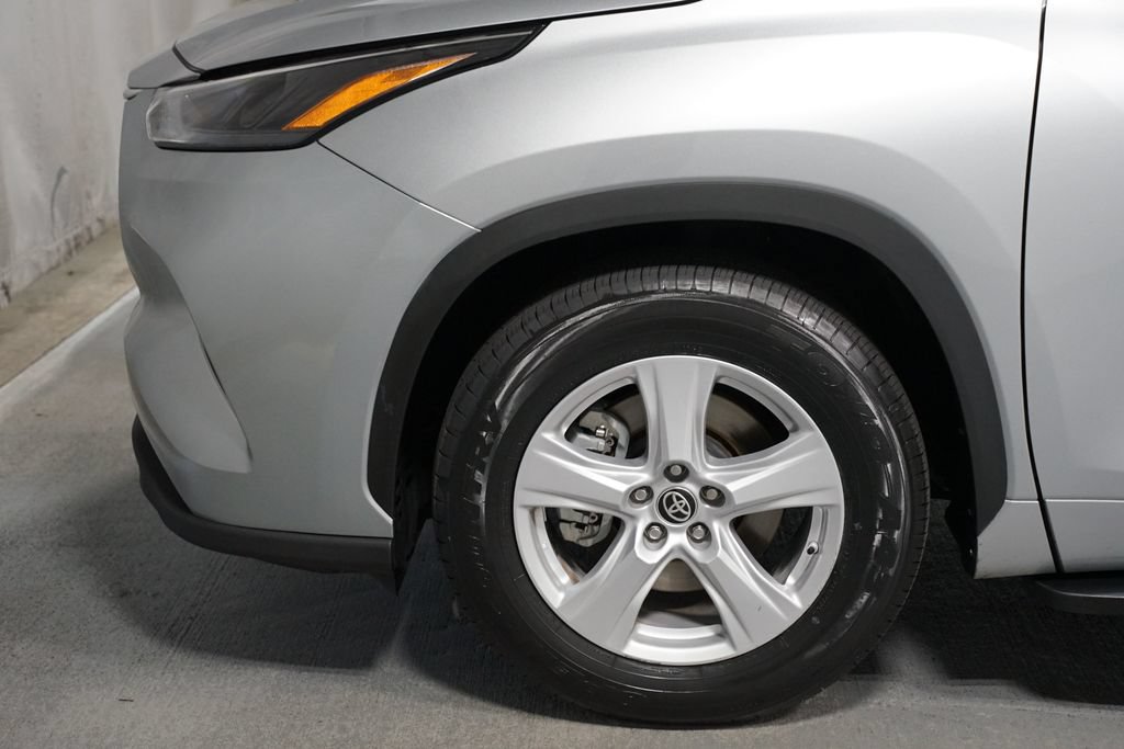 Used 2023 Toyota Highlander L FWD image 5