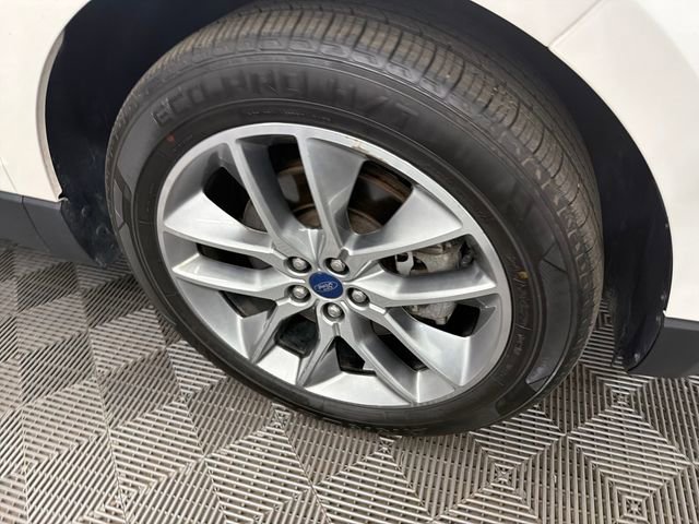 Used 2018 Ford Edge Titanium w/ Equipment Group 302A AWD/4WD image 30