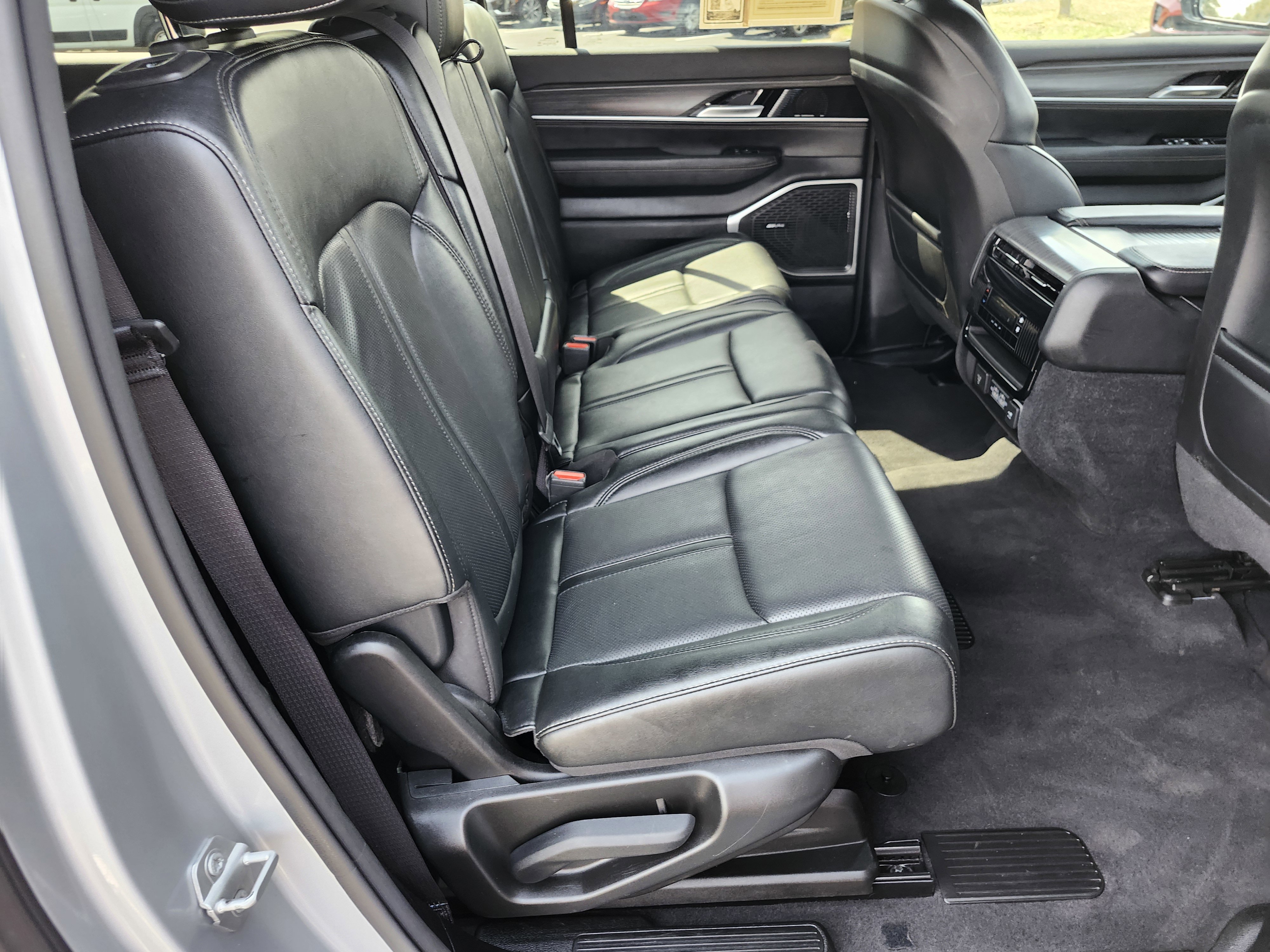 Used 2023 Jeep Wagoneer L Series II image 14