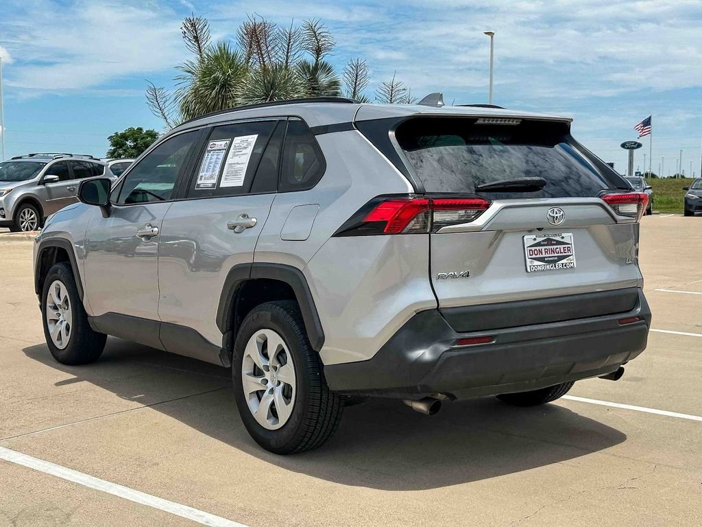 Used 2020 Toyota RAV4 LE FWD image 5