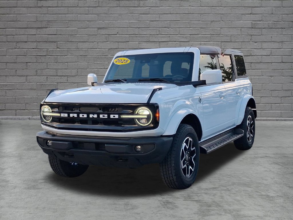 Used 2025 Ford Bronco Outer Banks AWD/4WD image 3