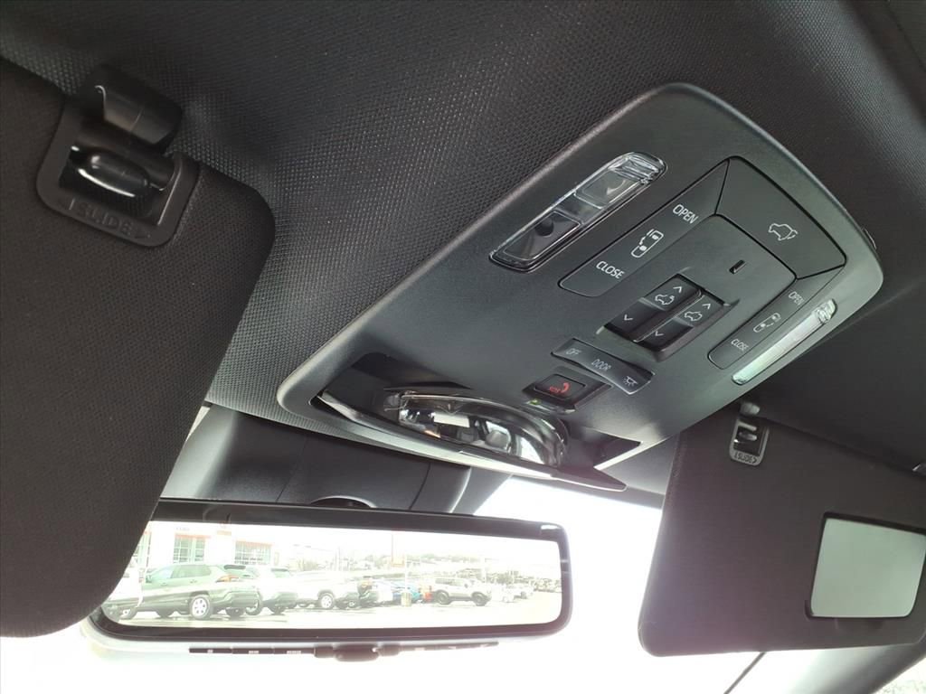 Certified 2025 Toyota Sienna Platinum image 25