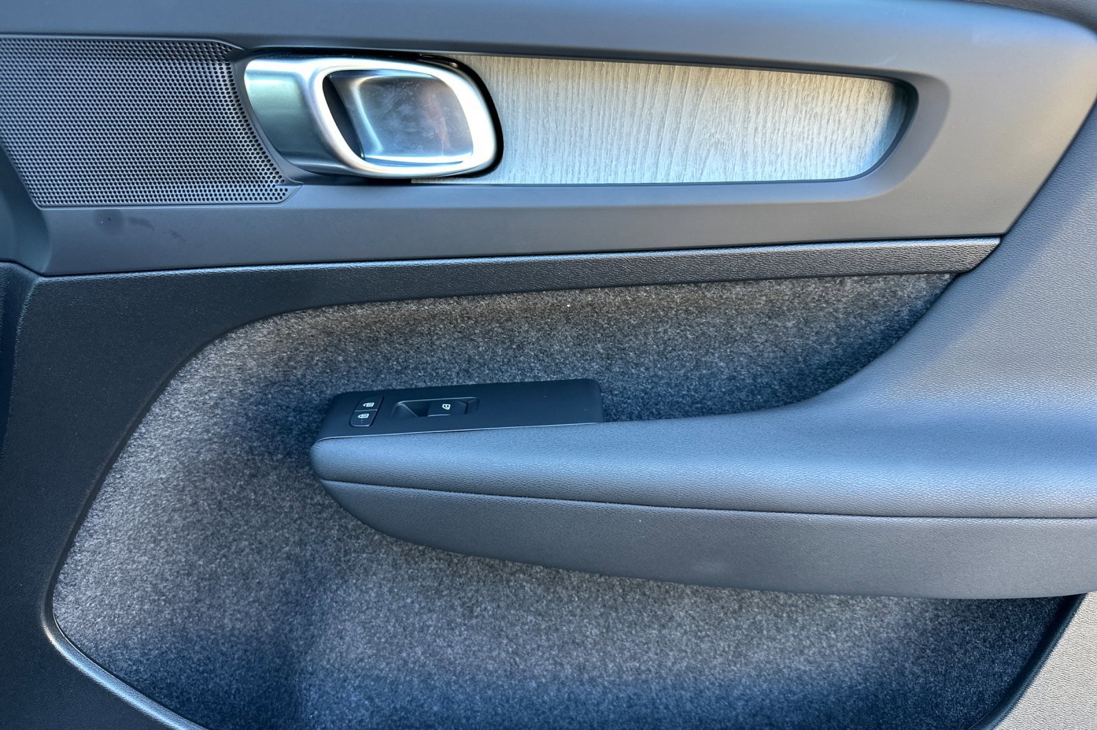 Certified 2025 Volvo XC40 B5 Core w/ Protection Package Premier image 19