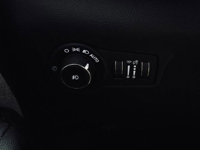 Used 2023 Jeep Compass Latitude image 28