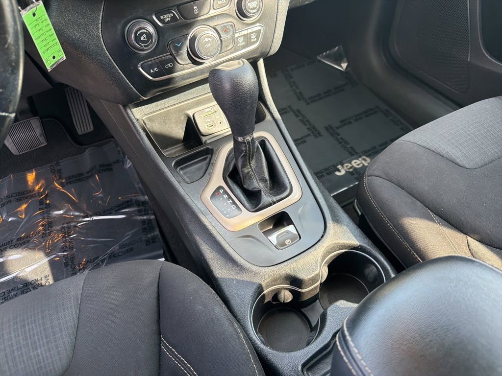 Used 2016 Jeep Cherokee Latitude w/ Safety/Convenience Group image 16