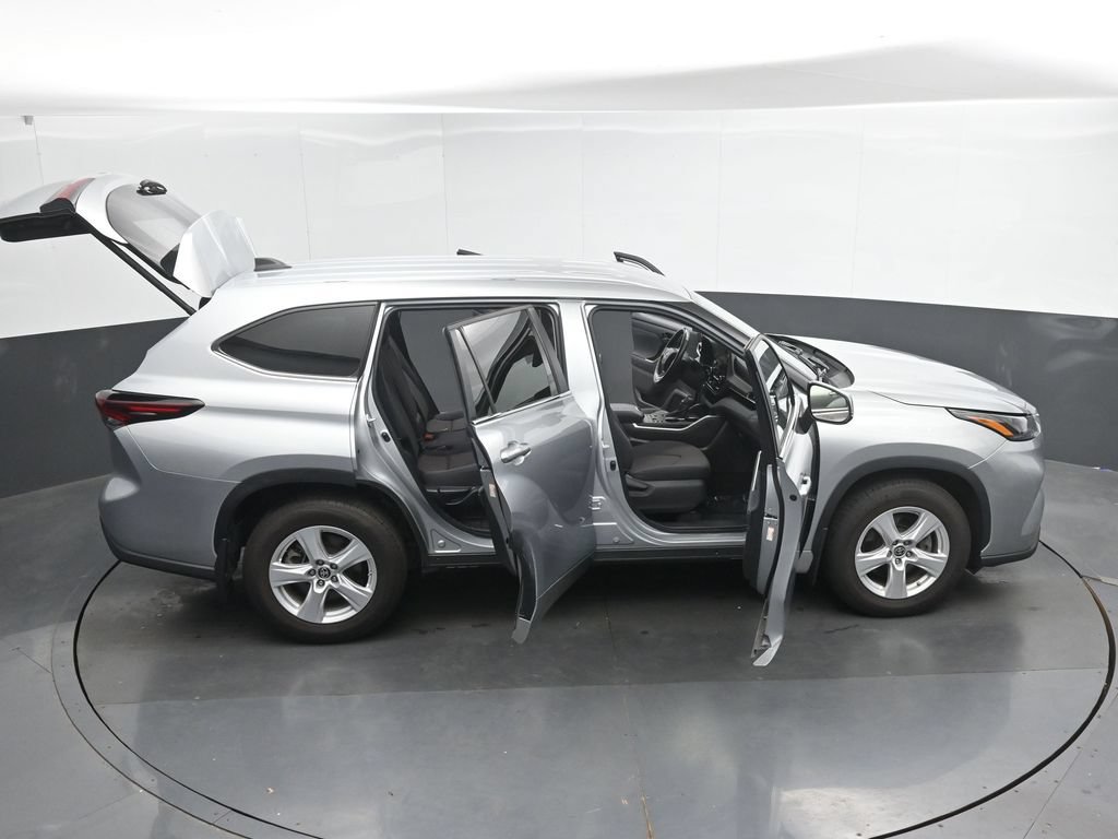 Used 2024 Toyota Highlander LE AWD/4WD image 49